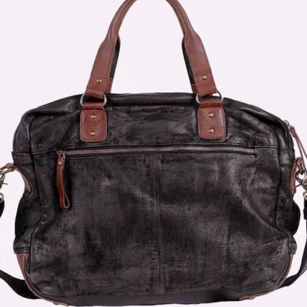 Handmade Leather Messenger Bag
Dimensions: 16.5"L - 4.5"W - 12.5"H
Straps: 7.5"